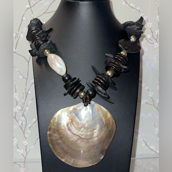 Shell&Wood Necklace - Picture 2 of 4